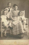 Nelly Plekker-van der Starre in 1912 met 3 kinderen in Nederland op familiebezoek.